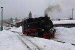 Nach dem Auffrischen der Vorrte rollt 99 773 wieder zurck an ihren Zug nach Oberwiesental. (Cranzahl am 31.12.2010)