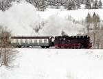 Ostern 1997 herrschte im Erzgebirge noch der Winter: 099 750-2 hat den grten Teil der Strecke schon hinter sich, als sie am 22. Mrz 1997 mit ihrem Zug kurz vor Hammerunterwiesenthal bergwrts dampft. Aufnahme: Contax 139; Carl-Zeiss-Sonnar 1:2,8/135 mm; Film: Fuji Reala (CN)