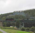 Fichtelbergbahn (SDG) 99 794 mit der SDG 1003 aus Cranzahl, auf dem Htterbach-Stahlgitterviadukt in Oberwiesenthal; 13.09.2011