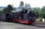 DR 99 1734-5 steht im Bhf. Oberwiesenthal mit planmigem Personenzug zur Abfahrt nach Cranzahl bereit, Fichtelbergbahn, fotografiert im September 1988 --> Die schsische Altbau VII-K 99 1374-5, Hartmann Baujahr 1928, Fabrik-Nr. 4681, ist eigentlich bei der Weieritztalbahn beheimatet. Von Mitte August bis Ende September 1988 leistete sie Aushilfe auf der Fichtelbergbahn. 