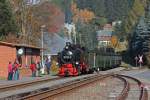 Herbstdampf am Fichtelberg. Mit 99 1794-9 und der DR-Garnitur unterwegs von Cranzahl nach Oberwiesenthal, hier die Einfahrt in den Bahnhof Neudorf, am 24.10.2012.