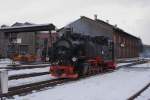 Nachdem 99 785 und 99 786 in Doppeltraktion vor P1005 am 30.12.2012 im Bahnhof Oberwiesenthal eingetroffen sind, ist 99 785 noch auf Rangierfahrt im Bahnhof, whrend 99 786 bereits im Bw zum