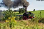 Der 2. Tag des Schsisch-Bhmischen Eisenbahnfestivals 2006 verwhnte alle Fotografen und Zuggste mit traumhaft schnem Sptsommerwetter. Hier durchquert 99 794 mit ihrem Zug die S-Kurve hinter Cranzahl.