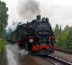 Die 99 1741-0 der Fichtelbergbahn, ex DR 099 725-4, ex DR 99 741 fhrt am 25.08.2013, leider bei starkem Regen, mit dem Personen-Zug 1007 in den Hp Kretscham-Rothensehma ein.