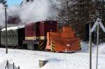 Erst im Nachschuß zu sehen: Die Diesellok (L45H, rumänisches Fabrikat) der Fichtelbergbahn  kehrt am Schluss eines Personenzuges aus Cranzahl  vom morgendlichen Schneepflugeinsatz