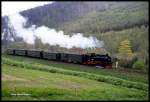 Entlang der Landesgrenze zu Tschechien ist am 6.6.1991 991788 mit einem Personenzug aus Cranzahl kommend nach Oberwiesenthal unterwegs.