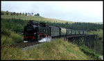 99757 mit einem Personenzug aus Cranzahl kommend auf dem Viadukt in Oberwiesenthal am 2.9.1995.