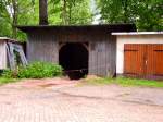 Hlzerne Wartehalle der ehem. Haltestelle Siegelhof. Die Haltestelle Siegelhof lag an der Plwassertalbahn (Grnstdtel - Oberrittersgrn) km: 3,64. Die Strecke wurde am 25.09.1971 eingestellt. D.h. die Wartehalle besteht nun schon 35 Jahre ohne Bahn! 