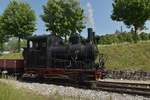 Portrait der den ersten Dampfzug an den Bahnsteig rangierende Lok Nr.12 der Härtsfeldbahn, natürlich vor der Kulisse des Klosters Neresheim.