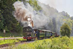 Die Damplok  WN 12 mit Historischer Zug der Härtsfeld-Museumsbahn kurz vor die Haltestelle Steinmühle zwischen Bahnhöfe Sägmühle und Neresheim am 11. August 2019.