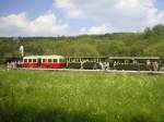 Hrtsfeldbahn Neresheim: Im Mai 2004 ist Lok 12 mit einer gemischten Wagengarnitur im vorlufigen Endbahnhof Sgmhle angekommen.