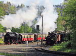 Doppel-Ausfahrt 99 5901 und 99 6001 am 20. Mai 2017 aus den Bahnhof Alexisbad.