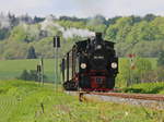 In Kürze erreicht 99 5901 den Bahnhof Hasselfelde am 20. Mai 2017.