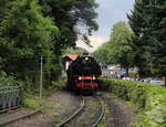 99 222 verlässt mit dem P8939 (Wernigerode - Brocken) den Bahnhof Wernigerode Westerntor. Am Zugschluss läuft noch 187 018-7 als P8905 (Wernigerode - Eisfelder Talmühle) bis Drei Annen Hohne mit.

Wernigerode Westerntor, 01. August 2017