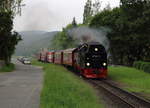 Mit dem Brocken im Hintergrund rollt 99 7241-5 mit dem P8904 (Eisfelder Talmühle - Wernigerode) durch Werniegrode.