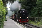 99 236 rollt mit dem P8904 (Eisfelder Talmühle - Wernigerode) durch die Straßen von Wernigerode und wird gleich vor dem EInfahrsignal des Bahnhofs Wernigerode Westerntor zum stehen kommen.