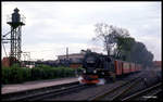 997222 fährt hier am 22.5.1991 mit einem Personenzug nach Drei Annen Hohne in Wernigerode ab. Man beachte das damals noch bestehende alte Umfeld am Bahnsteig, wo heute eine Besucherplattform steht.