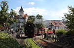 Die Mutter, 99 222, rollt mit dem P8904 (Eisfelder Talmühle - Wernigerode), den sie in Drei Annen Hohne übernommen hat über die Westerntorkreuzung. An Bord ist unser Dennis, der einen wahrscheinlich wunderschönen Tag auf dem Brocken erlebt hat.

Wernigerode Westerntor, 07. August 2017