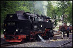 997243 der Harzquerbahn nimmt hier am 22.6.1991 in Alexisbad im Selketal Wasser.