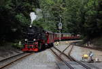 Im Bahnhof Eisfelder Talmühle mussten wir eine Kreuzung, bzw Überholung mit drei Personenzügen der HSB abwarten. Einer davon war P8903 (Wernigerode - Eisfelder Talmühle), der gerade mit 99 7237 in den Bahnhof einfährt.

Eisfelder Talmühle, 15. August 2017