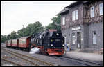 997240 steht am 7.9.1991 um 10.18 Uhr mit einem Personenzug abfahrbereit im Bahnhof Harzgerode. 