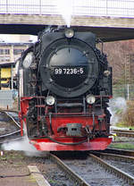 Im Archiv gekramt: Am 23.11.2004 rangiert 99 7236 in Nordhausen. Ich denke mal, dass die Maschine heute auch nicht viel anders aussehen dürfte.