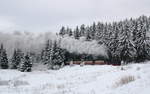 Winterdampf auf der Harzquerbahn. 99 7237 mit dem N8920 zwischen Sorge und Elend.

Sorge, 18. Dezember 2017