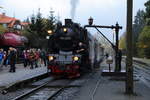 Eine gute halbe Stunde, nachdem sie am 22.10.2016 mit ihrem IG HSB-Sonderzug den Bahnhof Wernigerode verlassen hat, ist 99 6001 bereits in Drei Annen Hohne eingetroffen, wo, wie immer, Wasser genommen