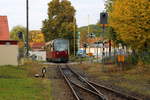 Nachdem er die Steigung von Alexisbad nach Harzgerode hinauf überwunden hat, überquert Triebwagen 187 015, am 23.10.2016 als P8982 aus Hasselfelde, jetzt den Harzgeroder Bahnübergang und fährt daraufhin in den Bahnhof der Stadt ein.