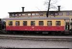 Blick auf einen kurzen Neubau-Personenwagen der Harzer Schmalspurbahnen GmbH (HSB) der Gattung  Nuhz  (900-475) im Bahnhof Wernigerode.