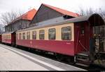 Blick auf zwei kurze Neubau-Personenwagen der Harzer Schmalspurbahnen GmbH (HSB) der Gattung  Nuhz  im Bahnhof Wernigerode, eingereiht in P 8933 Richtung Brocken.