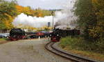 Doppelscheinausfahrt von 99 6001 und 99 5901 mit ihren beiden IG HSB-Sonderzügen am 23.10.2016 aus dem Bahnhof Alexisbad. (Bild 1)