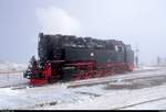 99 236 der Harzer Schmalspurbahnen GmbH (HSB) rangiert im Bahnhof Brocken bei Schnee, Wind und Nebel.