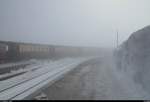 Blick auf den Bahnhof Brocken der Harzer Schmalspurbahnen GmbH (HSB) mit P 8932 nach Wernigerode auf Gleis 3. Aufgenommen bei viel Schnee, dichtem Nebel und kaltem Wind. [10.3.2018 | 11:38 Uhr]