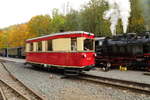 Während der IG HSB-Sonder-PmG am 23.10.2016 im Bahnhof Alexisbad noch etwas warten muß, schleicht sich derweil Triebwagen T1 heimlich, still und leise davon, um einige Fotografen an die nächste Fotostelle zu bringen.