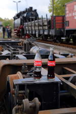Bahnfotografie macht durstig! Nachdem 99 6001 ihre Wasserkästen gefüllt hat, ist nun auch der Bahnfotograf an der Reihe, seine Flüssigkeitsvorräte aufzufrischen! ;-)