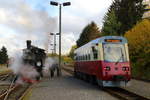 Gerade ist am 23.10.2017 Triebwagen 187 017 als P8916 (Haselfelde-Harzgerode)  in den Bahnhof Stiege eingefahren.