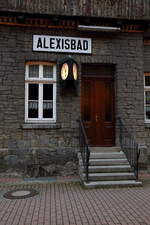 Empfangsgebäude Bahnhof Alexisbad (Detailansicht), aufgenommen am Abend des 23.10.2016.