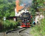 Am 30.04.2018 durchfährt am späten Nachmittag der Walpurgis-Sonderzug der IG-HSB die Stadt Wernigerode am Blochplatz auf seinem Weg nach Schierke. 99 7232 hat heute Dienst und die Fahrt wurde, wie man sieht, von Hexen und Teufeln begleitet, die auf ihr traditionelles Fortbewegungsmittel zu Gunsten der Fahrt mit der HSB verzichteten. Und ganz offensichtlich hatten sie viel schönes Wetter im Gepäck!