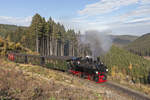 Der 99 5901 passiert am 21.10.2017 mit Traditionszug mit Salonwagen zum Brocken im die Windbruchstelle am Drängetal.