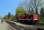 Blick am Mittag des 21.04.2018 in den Bahnhof Drei Annen Hohne. Auf Gleis 2 ist gerade 199 861 auf Umsetzfahrt, um den in Gleis 3 stehenden Sonderzug zur Rückfahrt nach Wernigerode zu übernehmen. Nach einem ereignisreichen Bahnfototag mit vielen Rangierfahrten und Fotohalten, findet dort die Veranstaltung ihr Ende. Mit diesem letzten Bild des Events geht mein Dank, wie immer, an die Organisatoren und Ausführenden dieser tollen Fahrt, also HSB GmbH, Zug- und Lokpersonal und natürlich auch an unseren Reiseleiter Herrn Schwarzbach, welcher wieder viele schöne Aufnahmestandorte für uns ausgesucht hatte!