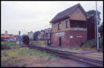 Unweit des Bahnhofs Wernigerode stand an den Gleisen der Harzer Schmalspurbahn dieses schmucke Stellwerk. Es wurde später beim Umbau der Straßenführung in Wernigerode abgerissen. Am 31.07.1996 war es noch voll funktionsfähig!