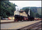 997236 fährt hier mit einem Personenzug am 31.07.1996 in Eisfelder Talmühle ab.