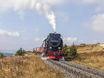 Der 99 7239-9 mit Planzug kommt im Bahnhof Brocken am 23. September 2016 