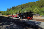 Gerade ist 99 5906 mit ihrem Jubiläumssonderzug am Vormittag des 07.07.2018 in Alexisbad eingelaufen.