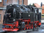 Die Dampflokomotive 99 236 wird vor dem nächsten Einsatz auf Herz und Nieren überprüft.  (Wernigerode, August 2018)
