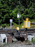 Eine Weiche mit Handstellgewicht und Weichensignal. (Bahnhof Schierke, August 2018)