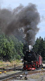 Die Dampflokomotive 99 236 verlässt Anfang August 2018 den Bahnhof Schierke in Richtung Brocken.