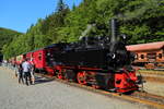 Soeben ist 99 5906, am späten Nachmittag des 07.07.2018 mit ihrem Sonderzug auf der Rückfahrt von Harzgerode nach Nordhausen, im Bahnhof Eisfelder Talmühle eingetroffen.