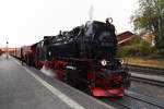 99 7247 mit P8931 zum Brocken, am Morgen des 19.10.2018 auf Gleis 31 im HSB-Bahnhof Wernigerode.